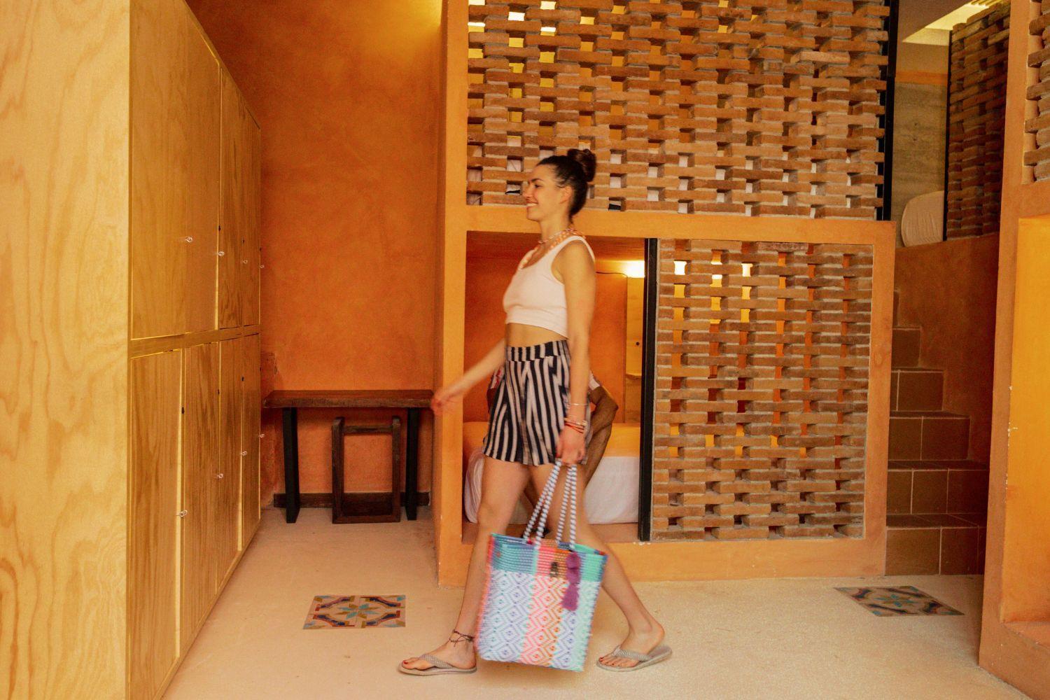 Отель Casa Pepe Саюлита Экстерьер фото A woman wearing a pair of shorts